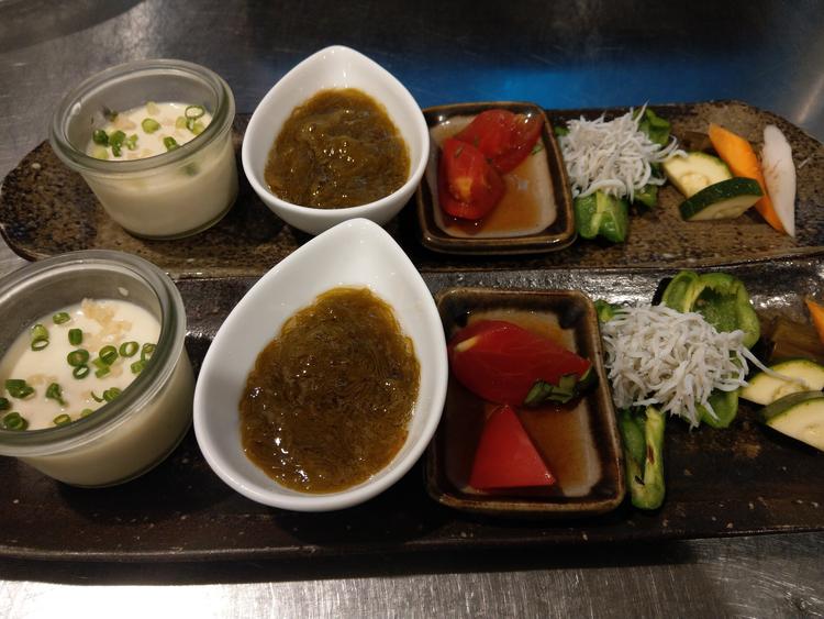 すべての定食に小菜盛合がつきます。