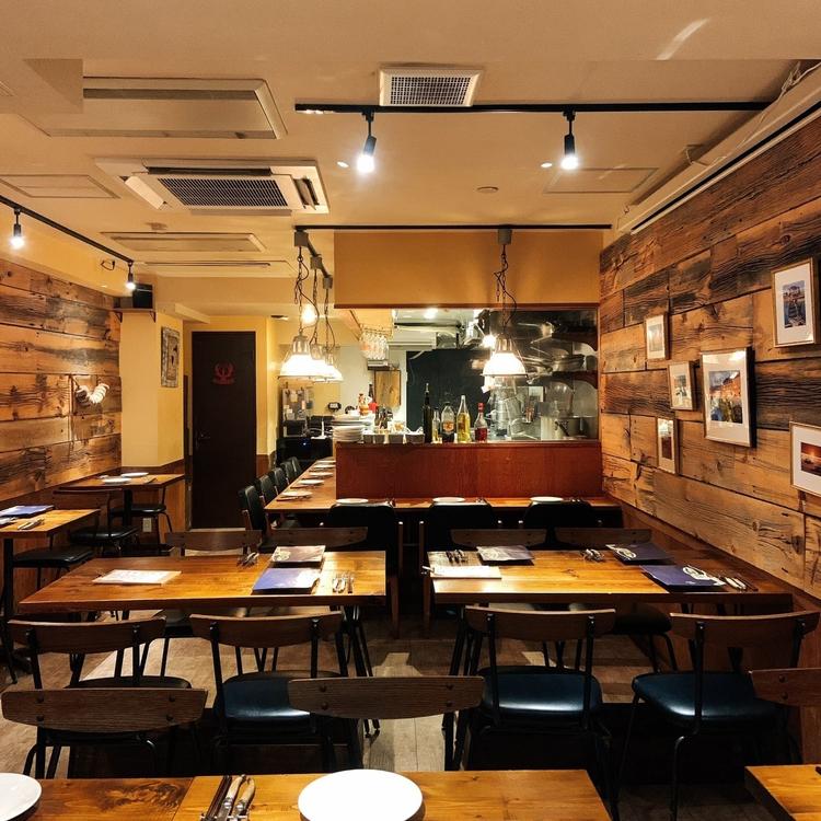 オープンキッチンの開放感あふれる店内