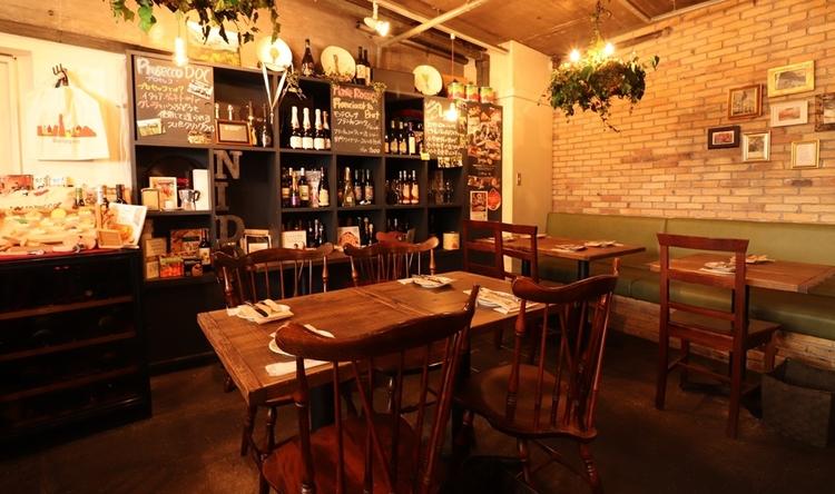 木の温もりあふれるオシャレな店内♪