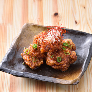 甘辛い味付けが癖になるヤンニョムチキン