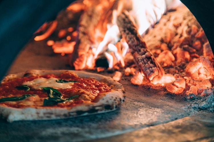イタリア直輸入の本格薪窯