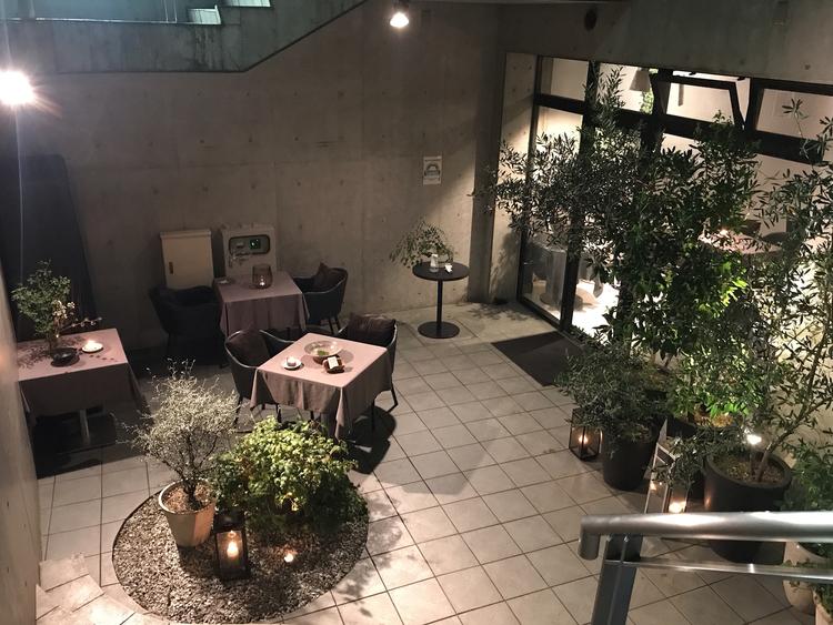 緑のある開放的なエントランス。