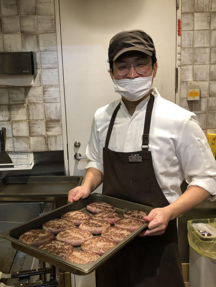 仕込みも一所懸命やってます。