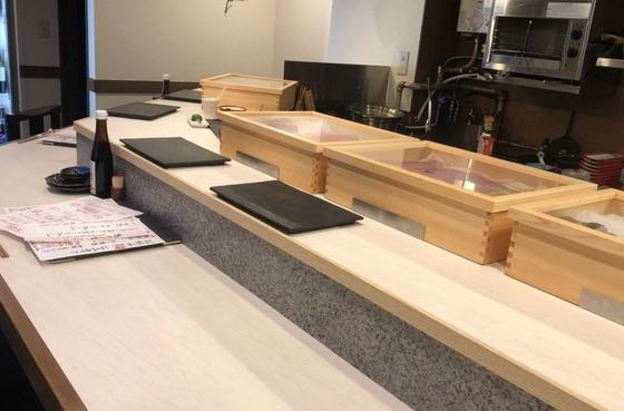 落ち着いたカウンター席