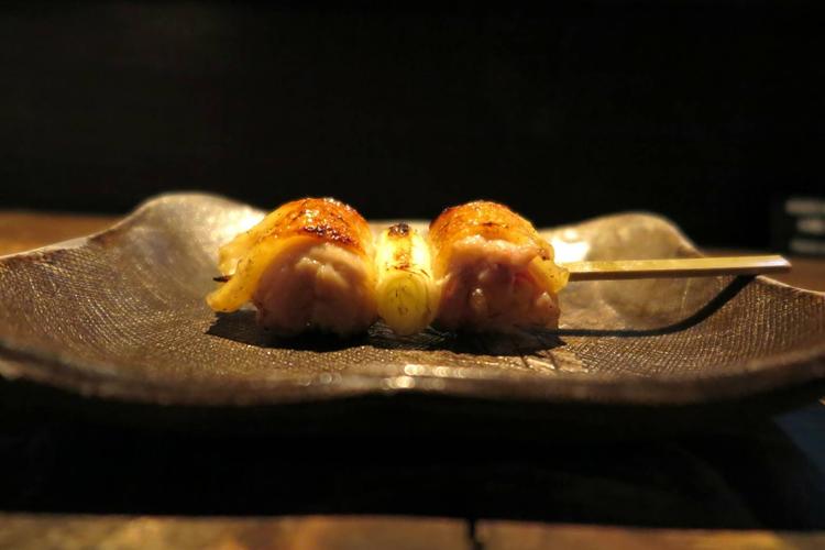 自慢の比内地鶏炭火焼