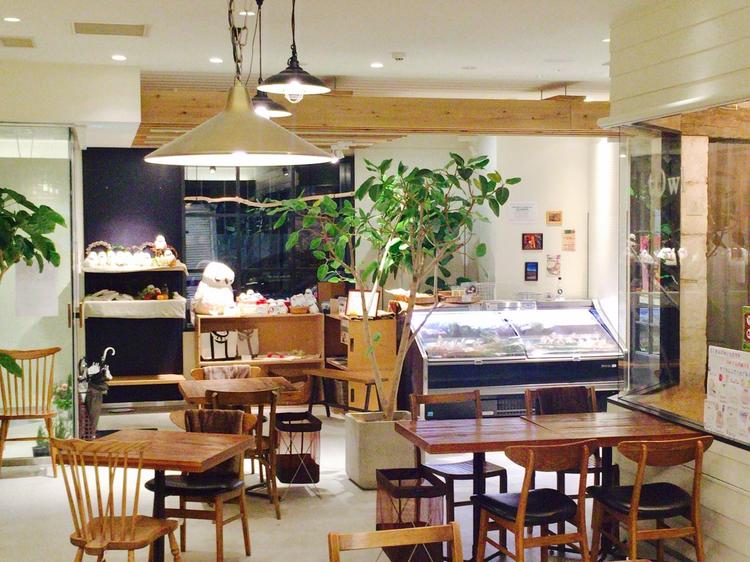 白を基調とした明るい店内