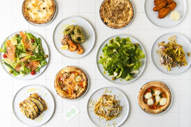 ピザ以外の料理、お酒もあります。