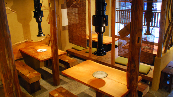 木をふんだんに使った古民家風の店内