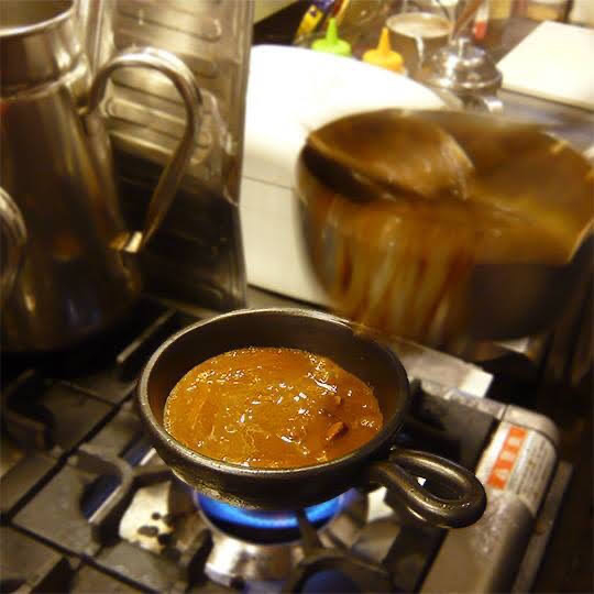 土鍋でカレーを温めて提供します!
