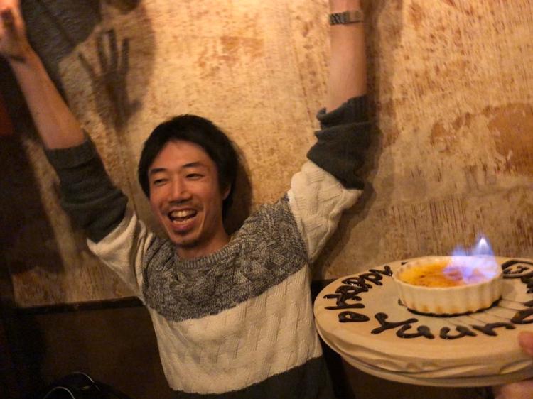 スタッフの誕生日祝いで大喜び