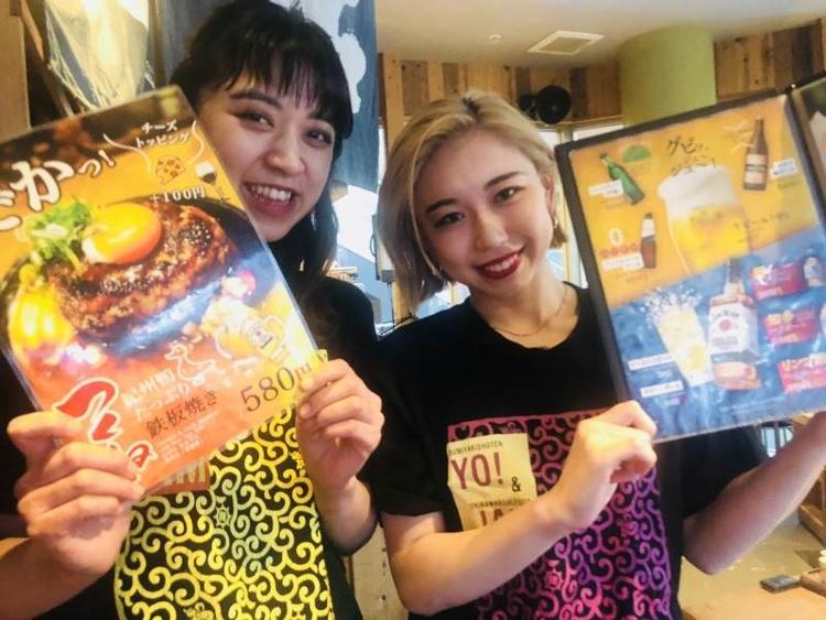 笑顔、元気満点のスタッフたちです。