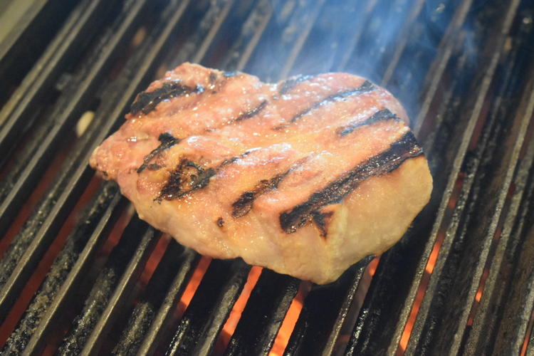 料理は炭火で焼き上げたお肉がおすすめ!