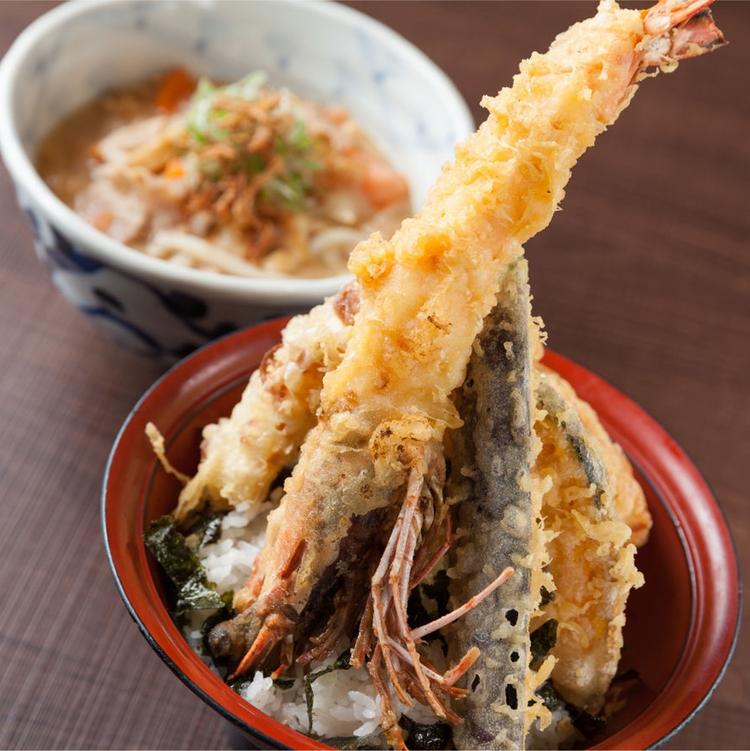 ボリューム満点の天丼は話題に