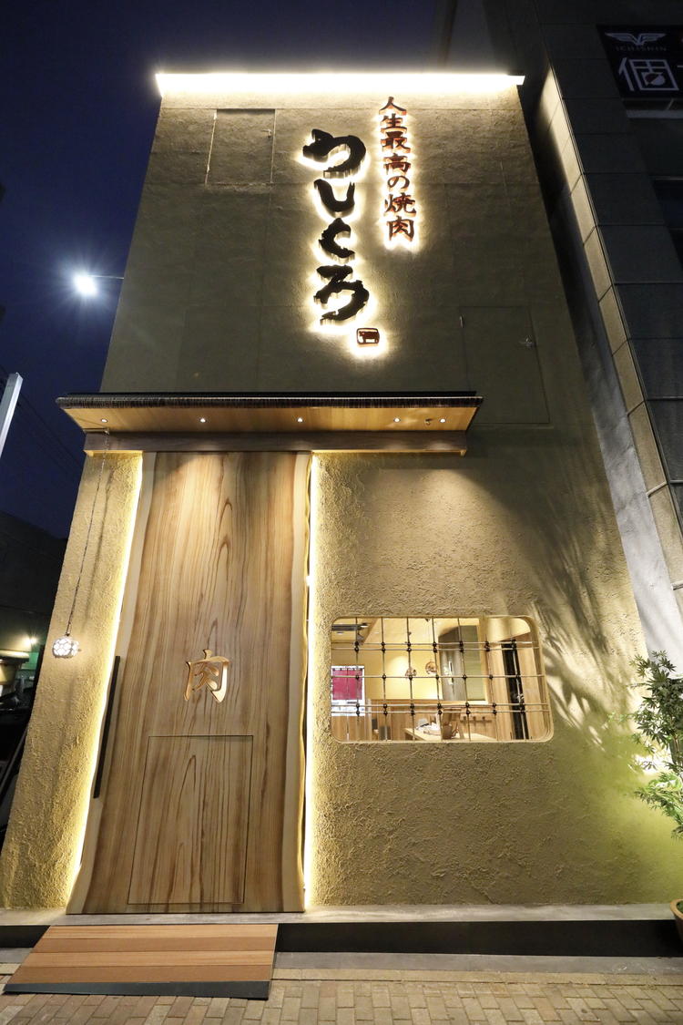 重厚な木の扉が特徴のお店です★