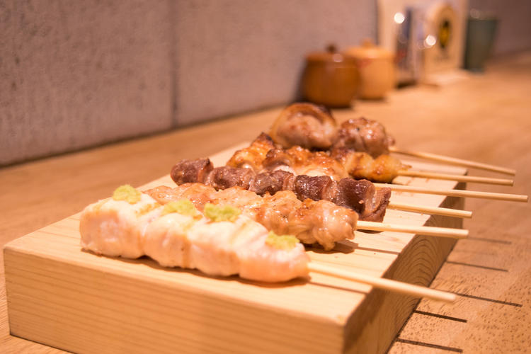 愛媛地鶏を使った炭焼き料理が人気◎