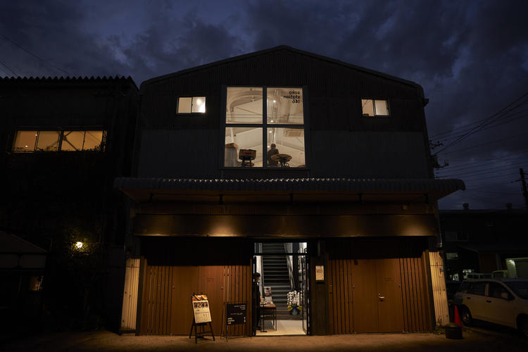 夜の外観。将来は夜の営業も考えております
