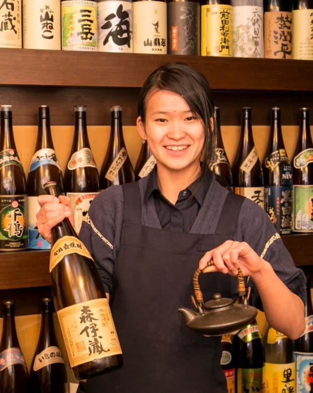 利き酒師を目指す若いスタッフも活躍中