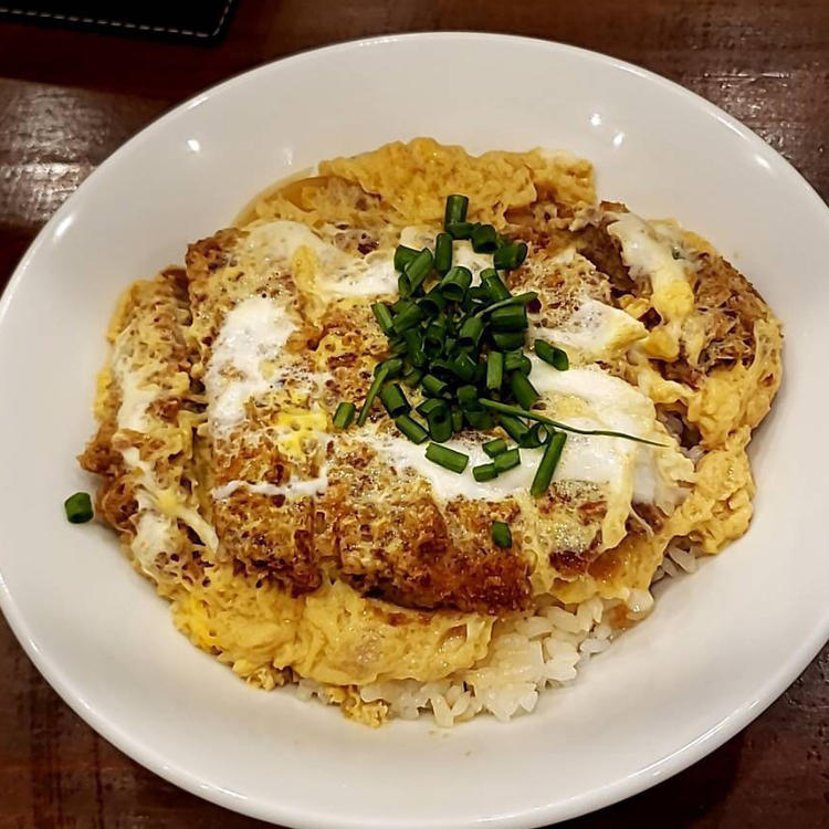 卵とじにして味がしみ込んだカツも絶品◎