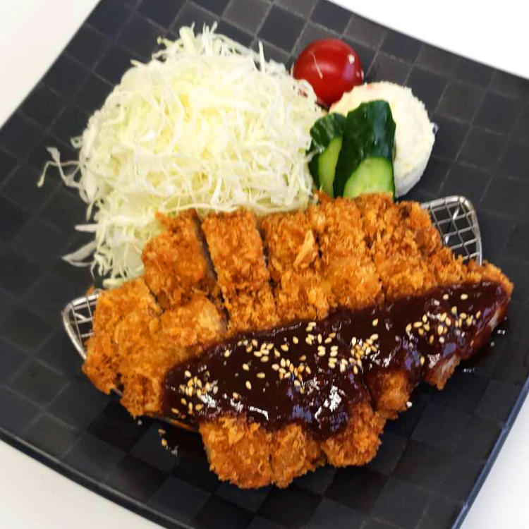 カラっと上がった衣の中にジューシーなお肉