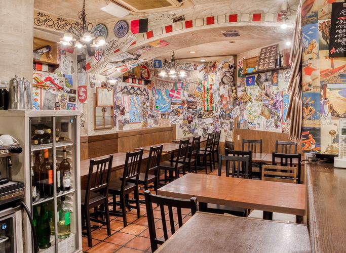 既存店バガットは賑やかなトラットリア風