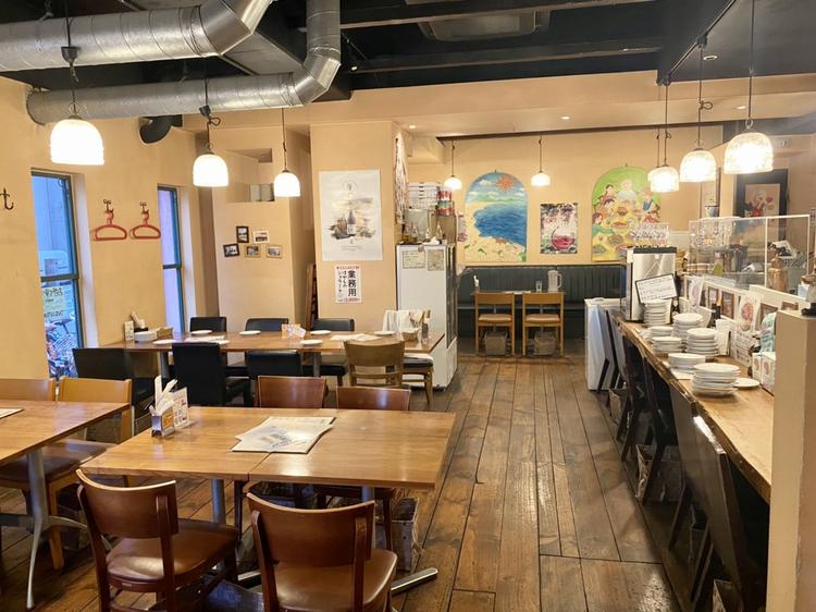 店内。テーブル・カウンター席あります。