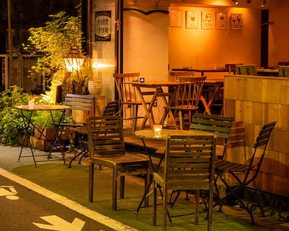 テラス席も備えた、風通しの良いお店◎