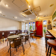 明るく広々とした店内