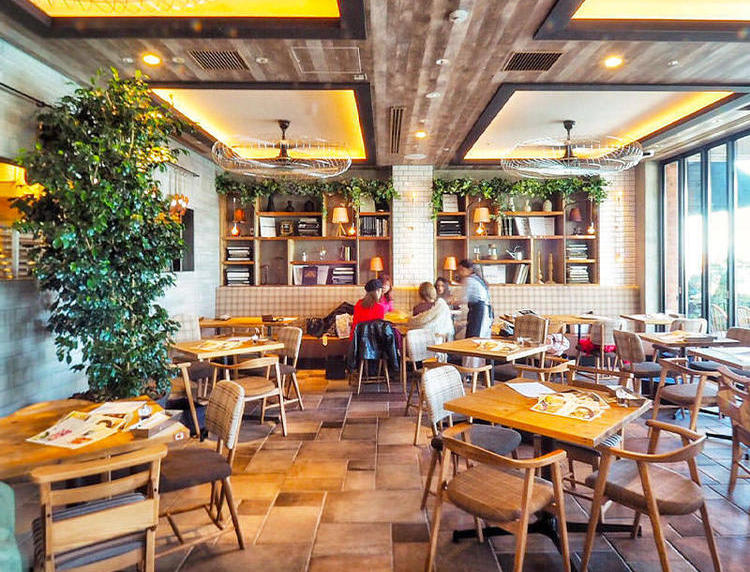 広々としたオシャレな店内