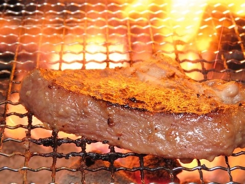 炭火ならではの豪快な肉料理!