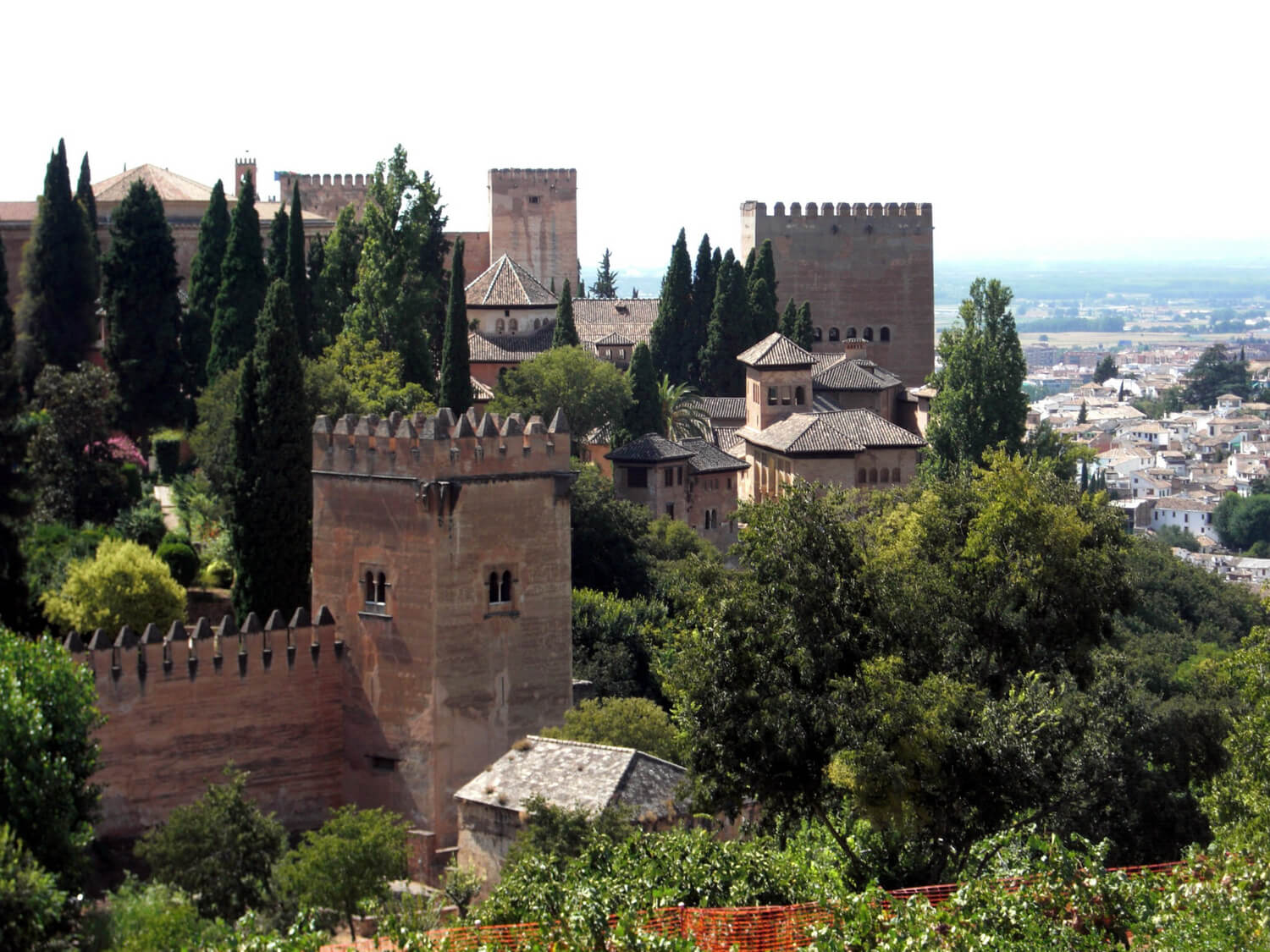 スペイン】グラナダのおすすめ観光スポット6選！世界遺産アルハンブラ宮殿もたっぷり紹介 | TABI CHANNEL