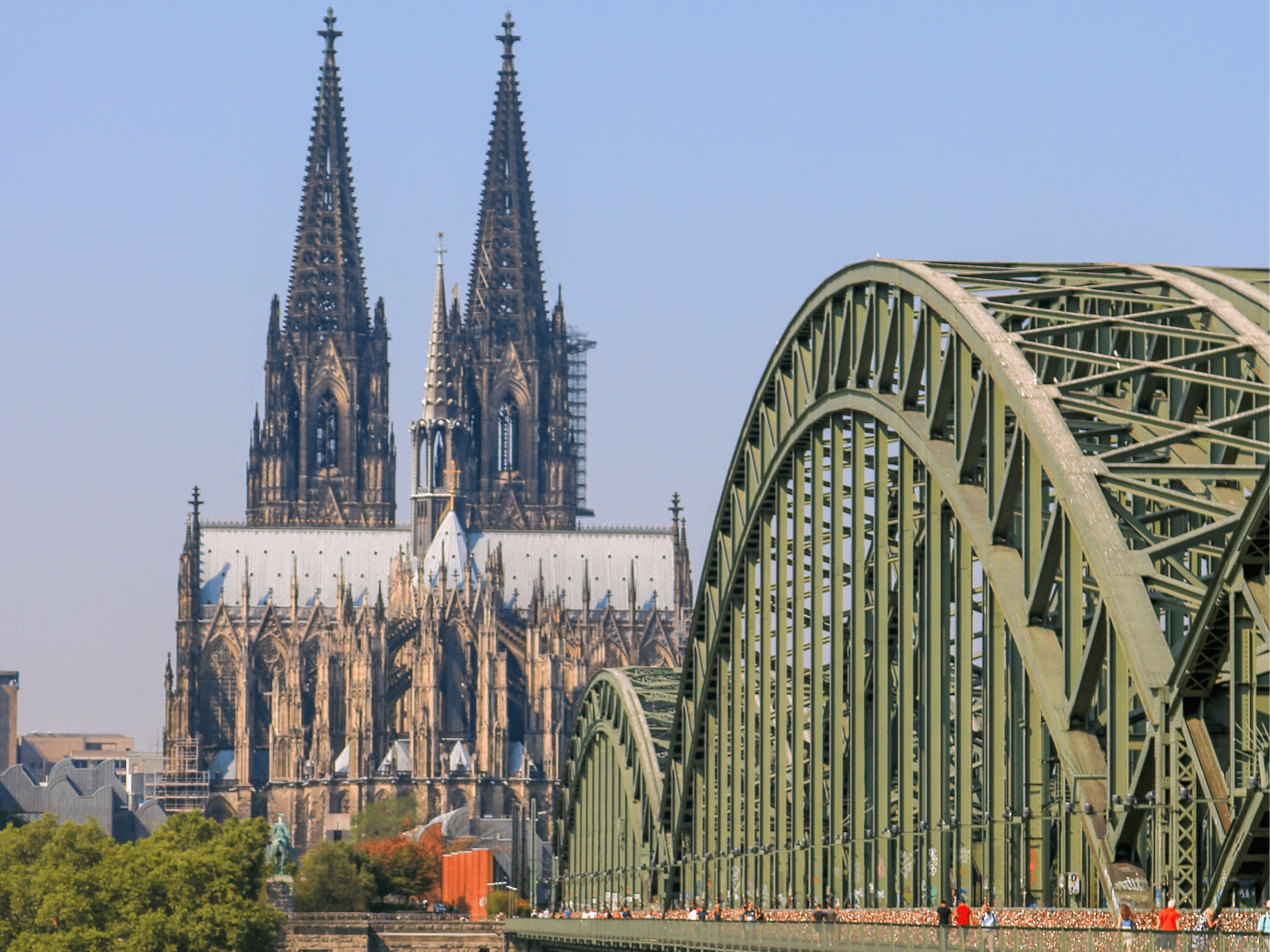 ドイツ】世界最大のゴシック建築物「ケルン大聖堂」の見どころや