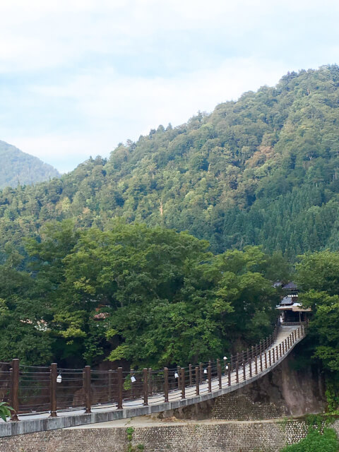 白川郷へとかかるであい橋