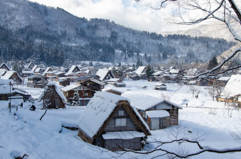 雪景色と白川郷の合掌造り