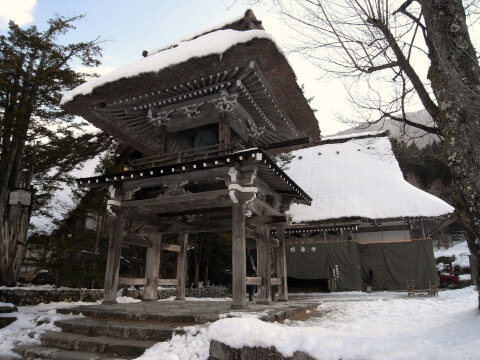 白川郷の明善寺鐘楼門