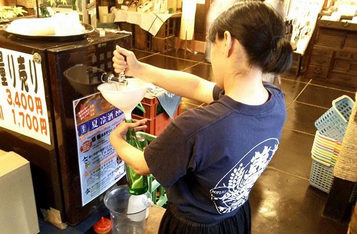 「三連星」の蔵元見学では量り売りもたのしめる