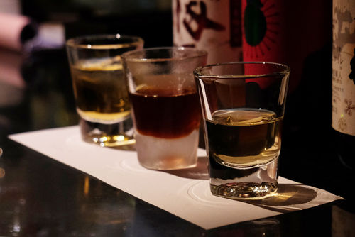 日本酒の飲み比べセット、蔵元と販売店の違い