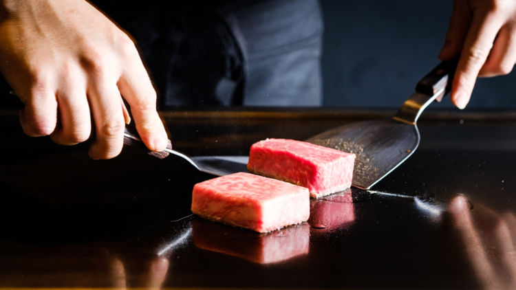 高級鉄板焼きに「革命」を起こした店「粉者」で、予算「2人で1万円」が叶う?