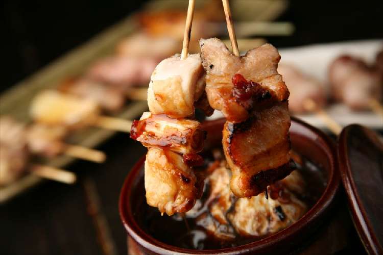 30分299円のアルコールドリンクバーで焼き鳥をたのしむ