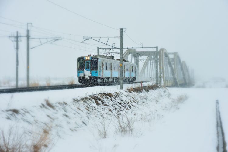 青森の雪景色を楽しむ観光列車