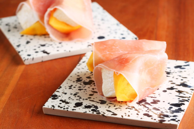 甘味と塩気がおいしい一口サイズのおつまみ「柿とチーズの生ハムロール」