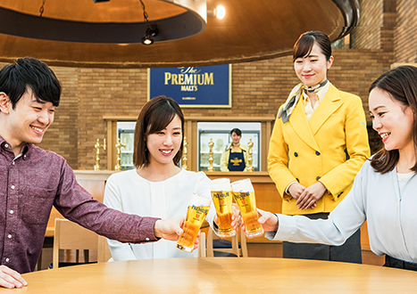 「東京・武蔵野ブルワリー」見学後はビールの試飲もできる