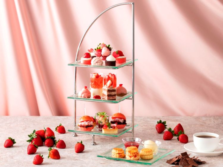 メインディッシュまでいちご&チョコレート尽くしのアフタヌーンティー