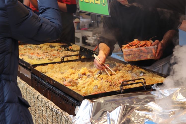 魅力溢れる飲食ブース。パエリアやアヒージョ、ワインも美味しそう!