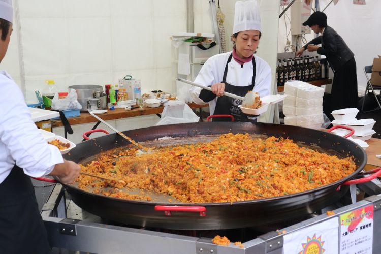 魅力溢れる飲食ブース。パエリアやアヒージョ、ワインも美味しそう!