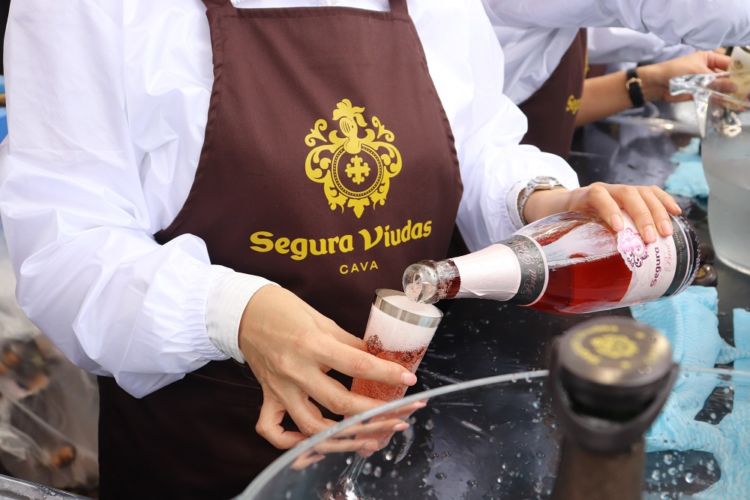 お酒好きな人は、スパークリングワインやスペインのビールで乾杯!