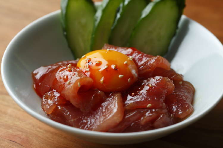 卵黄のまろやかさとラー油の辛味が相まって、切り落としマグロが絶品おつまみに! マグロのピリ辛ユッケ