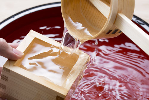 「鏡開き」でお酒を振る舞う際の作法を知ろう