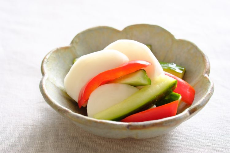 ピクルスは液に白ワインビネガーと塩、そして砂糖の代わりに甘酒を使いシンプルに。きゅうりやパプリカが丸みのある味に仕上がります。