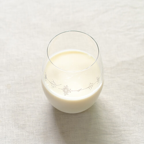 ヨーグルトと甘酒を2:3で混ぜて、ラッシー風ドリンクに。