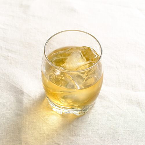 ウィスキーと甘酒を1:2で割れば、香りの良い大人の甘酒に。ウィスキーの代わりにハイボールでもOK!